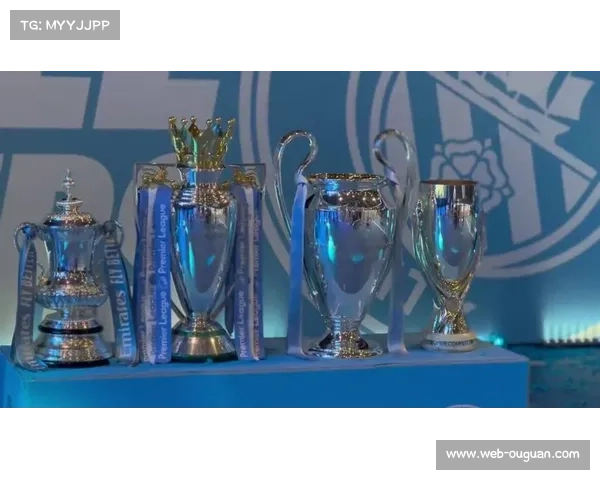 欧冠奖杯巡展至布达佩斯，当地球迷排队合影